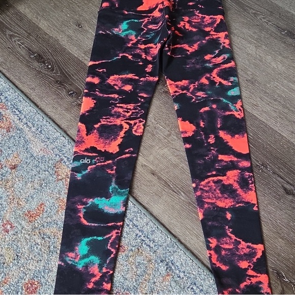ALO Airbrush Leggings Size M Volcano Lightning - Picture 3 of 5